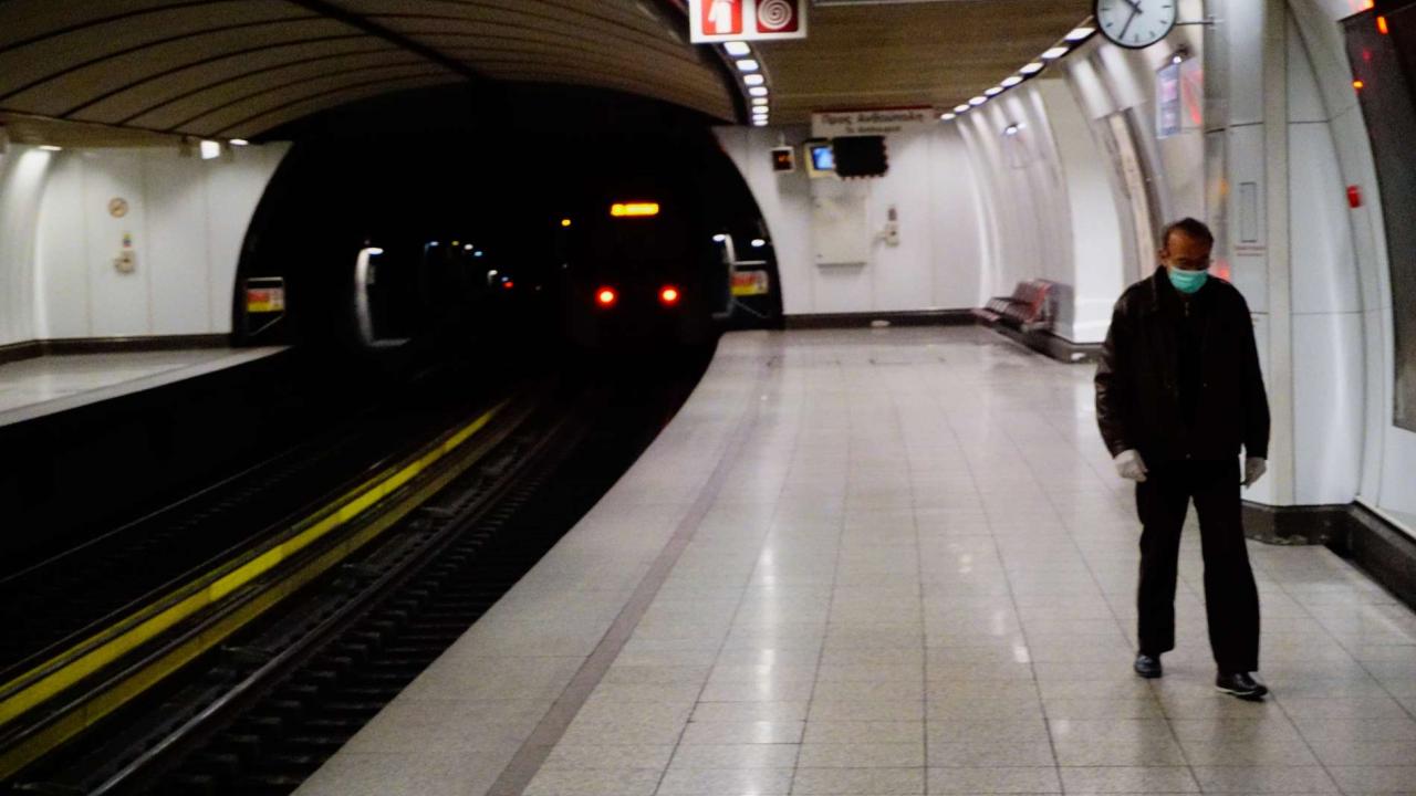 Andras Epese Stis Grammes Toy Metro Sto Nomismatokopeio To Koyti Ths Pandwras