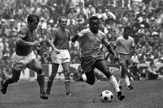 pele avanca com a bola na final contra a italia