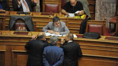 vouli tsakalotos crowd