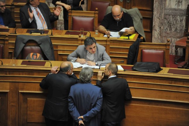 vouli tsakalotos crowd 0