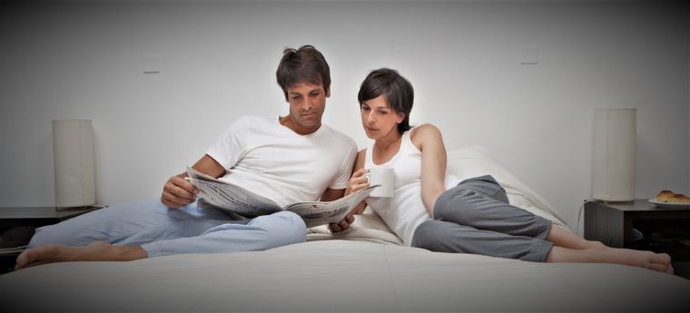 hispanic couple at home in bed Stqb0UVRBs