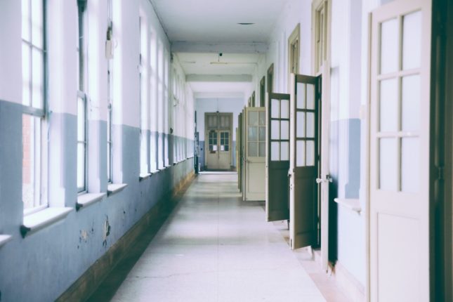 building ceiling classroom daylight 373488 1