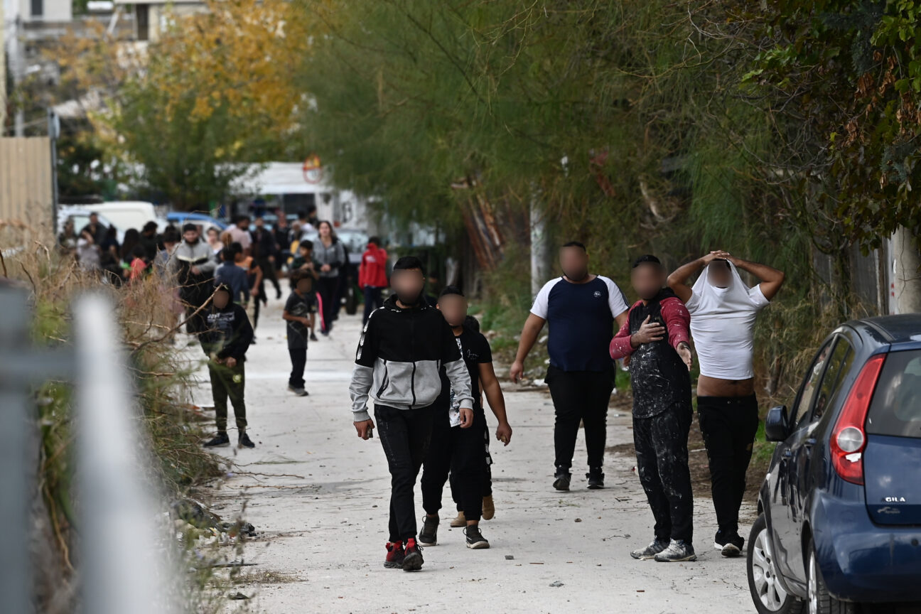 Ζεφύρι: Άγρια συμπλοκή Ρομά με δυνάμεις ΟΠΚΕ | Το Κουτί της Πανδώρας