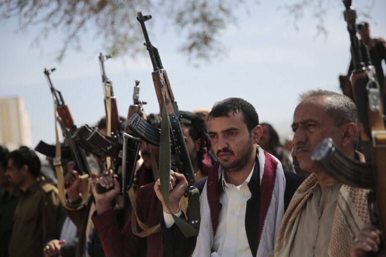 Yemen armed houthi fighters 768x512 1